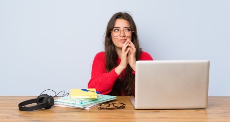 Es mejor estudiar en línea o presencial