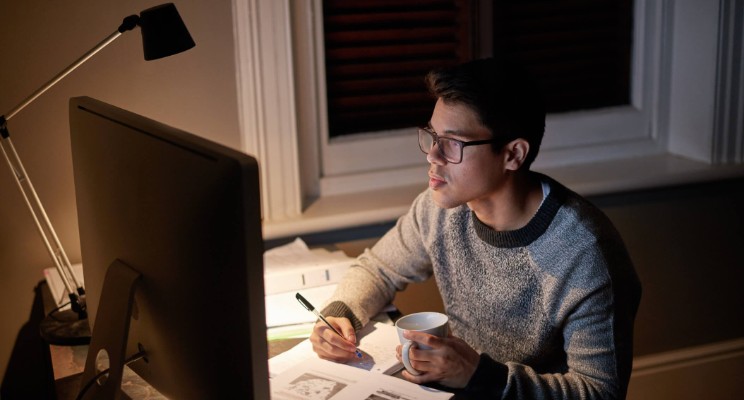 Alumno estudiando de noche