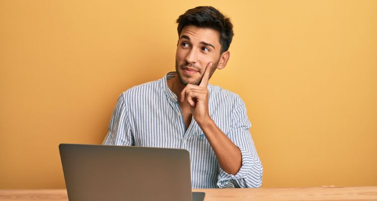 ¿De verdad vale la pena estudiar en línea?