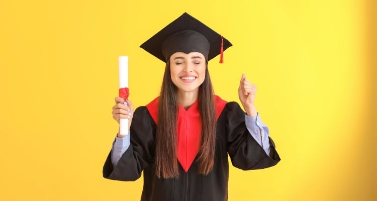 Derecho en línea: Ventajas, desventajas y las mejores universidades